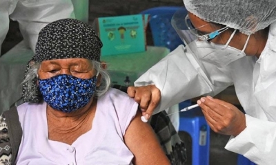 La vacunación a mayores de 60 años en el centro de salud de La Maica