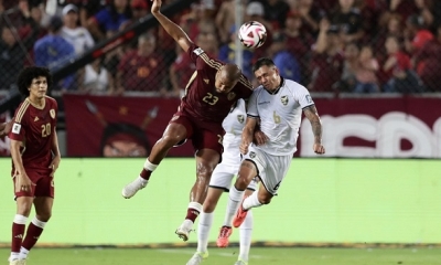 Salón Rondón, de Venezuela y Héctor Cuéllar, de Bolivia disputan el balón. Foto. EFE