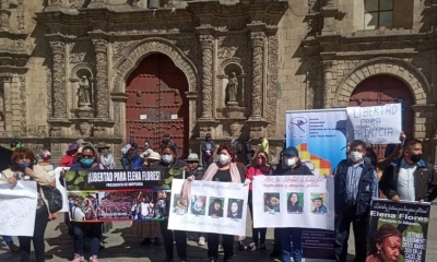 Este miércoles, cientos de mujeres y hombres se manifestaron en el atrio de la Iglesia de San Francisco en La Paz