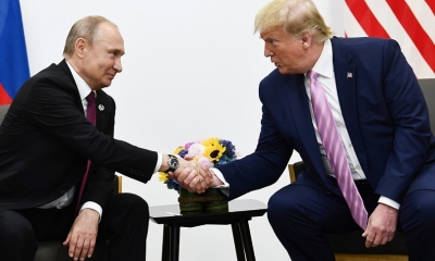 Putin y Trump se dan la mano en la cumbre del G20 en Osaka el 28 de junio de 2019. Foto: AFP