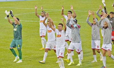 Los jugadores de Universitario de Vinto, saludan a su hinchada. 