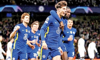 Los jugadores del Chelsea celebran uno de los goles ante el Lille. Jugarán en cuartos ante Real Madrid. 