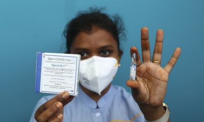 Una enfermera muestra una caja y una ampolla con la vacuna Sputnik V en la ciudad india de Hyderabad, el 17 de mayo de 2021. / AP