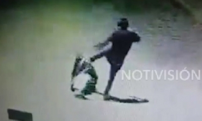 El agresor se filmó golpeando al adulto mayor/Foto. Captura de pantalla