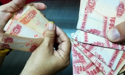 Movimiento de billetes en moneda boliviana.