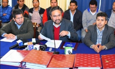 Alfredo Rada hablando luego de que los chuquisaqueños no llegaran a la reunión que habían solicitado. Foto: APG