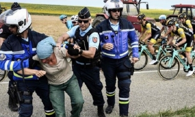 Momento en el que la Policía actuó para detener a los manifestantes. Foto: Olé