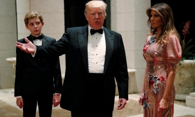 Donald Trump, con su esposa Melania y su hijo Barron en la fiesta de Nochevieja en Palm Beach, Florida - Reuters