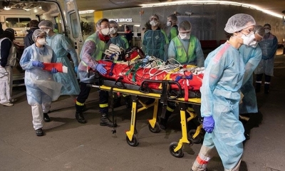 Médicos arriban a la estación de trenes de París para enviar pacientes de Covid-19 a hospitales británicos. | EFE