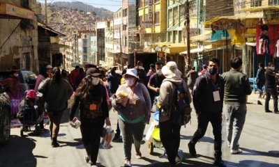Varias personan en una calle cérntrica de la ciudad de La Paz. Foto: ERBOL- archivo