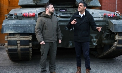 El primer ministro británico, Rishi Sunak, enseña el campo de entrenamiento del Ejército británico al presidente ucraniano, Volodimir Zelenski