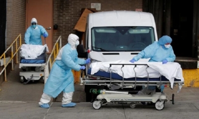 Trabajadores sanitarios mueven cuerpos de personas fallecidas del Centro Médico Wyckoff Heights