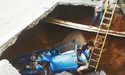 Así cayó este vehículo con dos ocupantes en un boquete que se abrió en el cuarto anillo y avenida Paraguá. Foto: El Deber