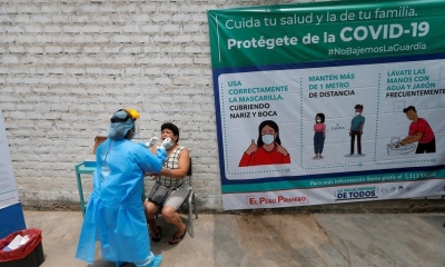 Una persona se realiza una prueba de coronavirus en Lima (Peru).