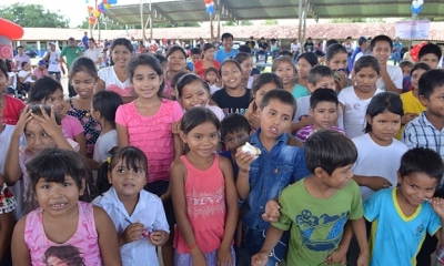 Niñas y niños festejados en su día por el gobernador del Beni. Foto: Rolando Miranda
