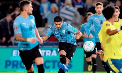 Luis Suárez (c) de Uruguay patea el balón, durante un partido de las eliminatorias sudamericanas para el mundial de Catar 2022.