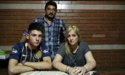 Las autoridades impidieron a un joven que participara del acto junto con sus compañeros porque su cabello estaba demasiado corto a los costados