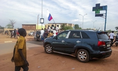 Manifestantes en una marcha cerca del aeropuerto de Niamey. EFE