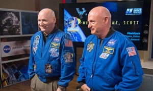 Scott Kelly (izquierda) pasó un año en el espacio, mientras que Mark Kelly (derecha) se quedó en la Tierra. Foto: RT
