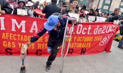  En octubre de 2003, Sánchez de Lozada se enfrentó a una revuelta social con un despliegue de militares en las ciudades de El Alto y La Paz