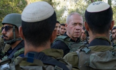 El ministro de Defensa, Yoav Gallant, se reúne con tropas en la frontera de Gaza, el 10 de octubre de 2023. 