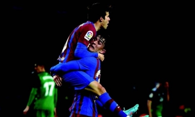 Riqui Puig y Gavi celebran el cuarto gol del Barcelona ante el Osasuna