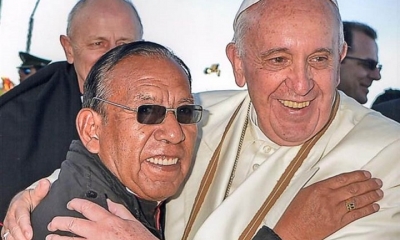Fotografía sin fechar, cedida por la Conferencia Episcopal Boliviana, del obispo boliviano, Toribio Ticona Porco (i), junto al papa Francisco (d).