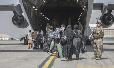 Familias abordan un Boeing C-17 Globemaster III de la Fuerza Aérea de los EEUU durante una evacuación en el Aeropuerto de Kabul. 