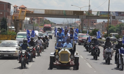 Evo Morales (c), conduciendo un carro junto a sus seguidores 