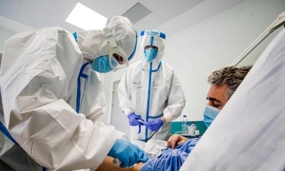 La atención a un paciente con COVID-19 en un centro médico.