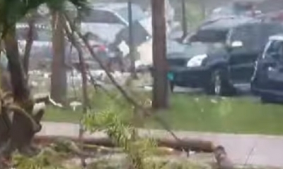 El potente ciclón ha destruido casas, autos y árboles en su paso por la región/Foto. Captura de pantalla