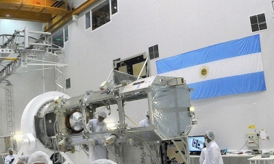 El satélite Saocom 1A en una sala limpia de la empresa Investigaciones Aplicadas Sociedad del Estado.