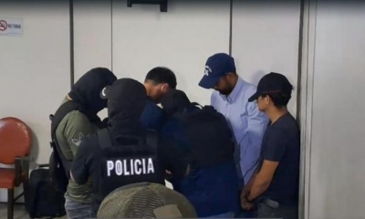 Los funcionarios detenidos tras su audiencia por el caso narcovuelo.