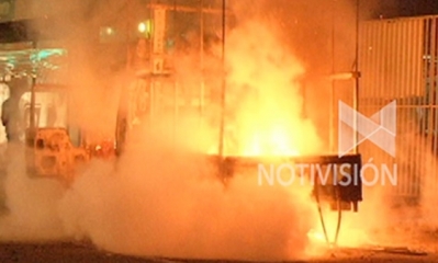 El 80 % del motorizado fue consumido por las llamas, los bomberos de la policía lograron sofocar el fuego