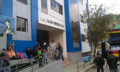 En la oportunidad, el presidente expresó su sorpresa por la bandera de reivindicación marítima que confeccionaron los estudiantes y padres de familia 
