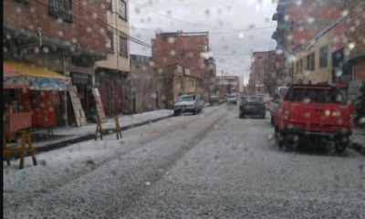 Calles de El Alto se vieron afectadas por la granizada.