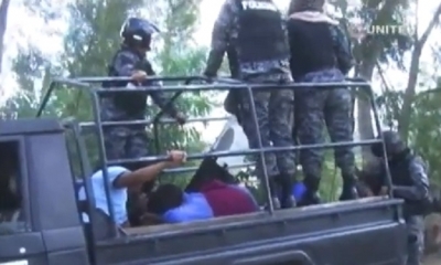 Los comunarios atacaron a los policías/Foto. Captura de pantalla