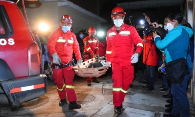 fectivos de Bomberos llegan a la morgue de La Paz con los restos hallados en los Yungas