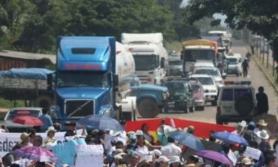El bloqueo de carreteras que conentan la capital cruceña con las provincias quedó suspendido. Foto de archivo