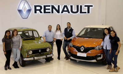 Mónica Argandoña, Brand Manager Renault Bolivia junto al Team Renault/Foto. LG