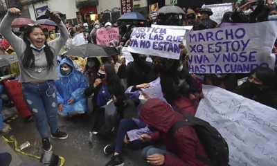 Activistas y familiares de víctimas de violencia de género protestan en La Paz en contra del sistema de justicia.