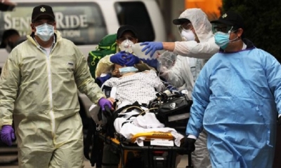 Médicos atienen a un paciente con problemas respiratorias en Brooklyn, Nueva York. | Fuente: AFP