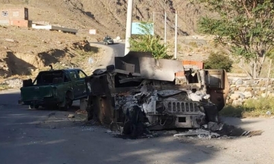 Un vehículo Humvee quemado a lo largo de una carretera en el área de Dashtak en la provincia de Panshir. | AFP