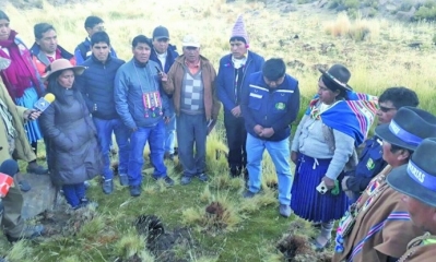 La delegación que visitó la zona donde nacen las aguas/Foto. EP