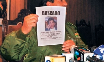 En 2013, el entonces comandante de la Policía Boliviana Alberto Aracena muestra el afiche con la fotografía de Jorge Clavijo y el rótulo de 