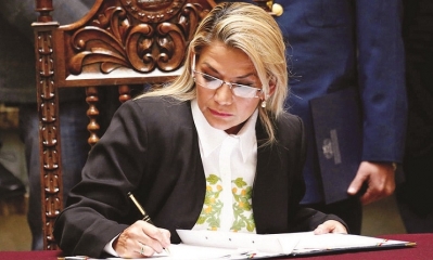 La presidenta del Estado, Jeanine Añez, en la firma de un decreto supremo anterior. Foto:Archivo / Página Siete