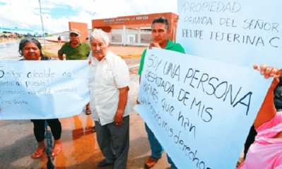 Felipe Tejerina junto a sus familiares reclama el pago de la expropiación de una parte del terreno donde se construyó el mercado La Ramada. Foto: ED