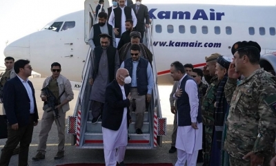 El presidente de Afganistán, Ashraf Ghani (centro), tras un viaje a la ciudad de Mazar-i-Sharif en agosto.