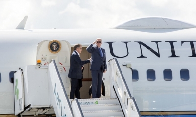 El presidente estadounidense Joe Biden con su hijo Hunter en el aeropuerto de Dublín (Irlanda), el 14 de abril de 2023 en Dublín.