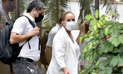 La exalcaldesa Angélica Sosa y su abogado Jerjes Justiniano, al ingreso a la Fiscalía.